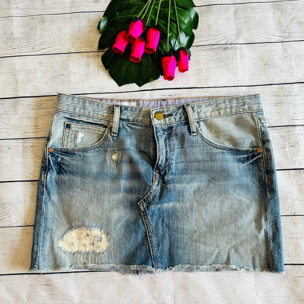 GAP Women’s Light Wash Distressed Denim Mini Skirt Size 2/26